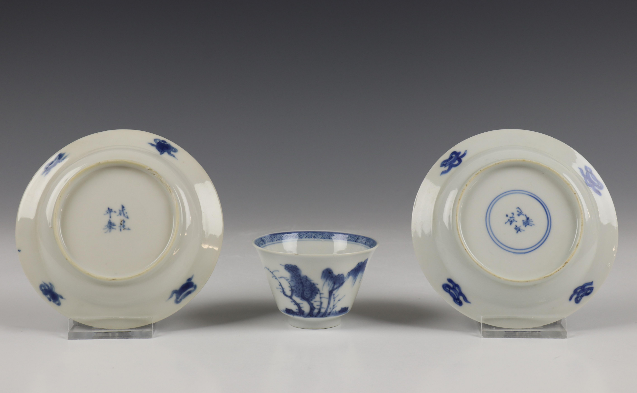 China, paar blauw-wit porseleinen schoteltjes en kopje, Kangxi, - Image 4 of 4