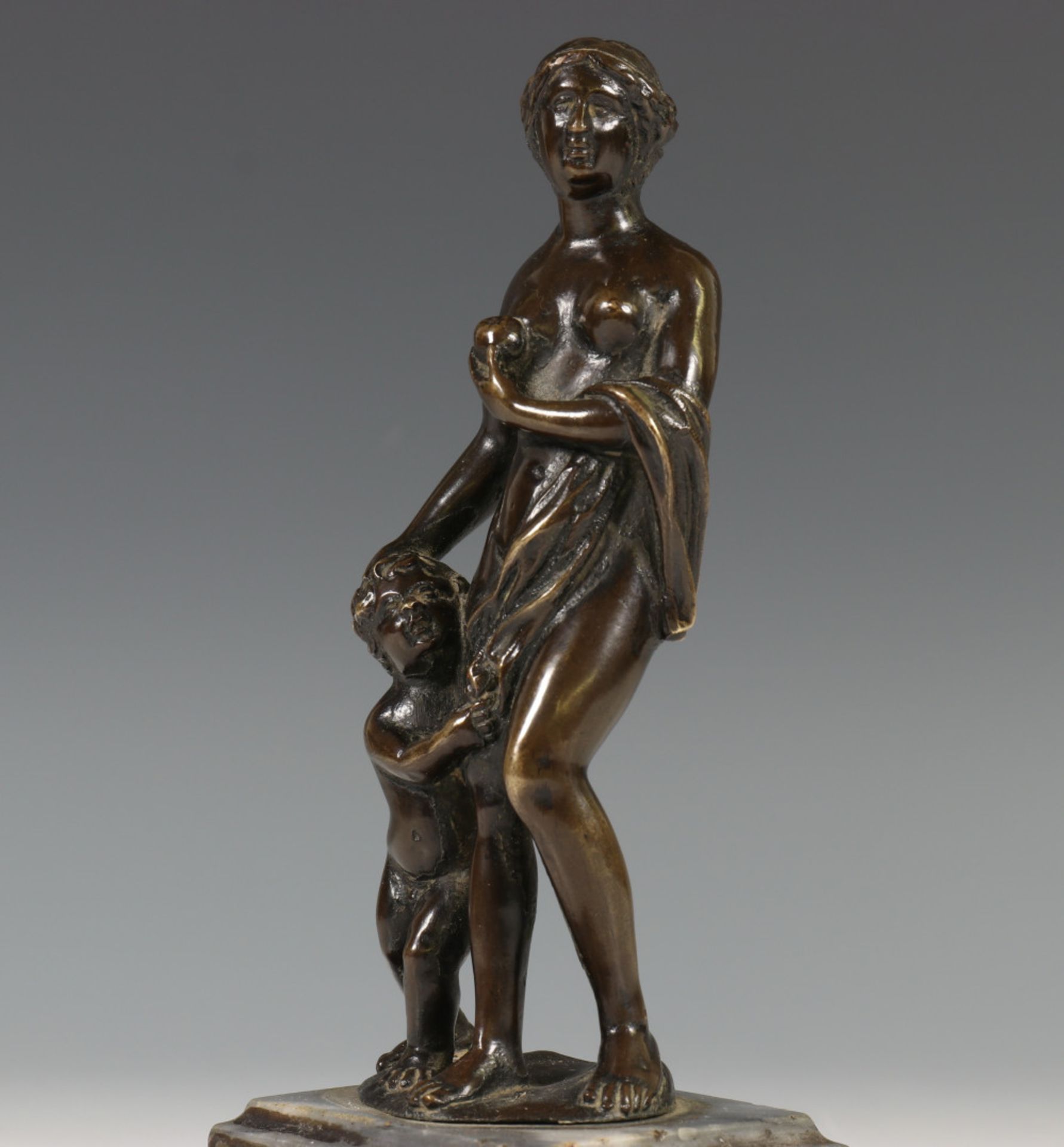 Grand Tour bronzen sculptuur van Aphrodite en Cupido, 17e-18e eeuw - Image 3 of 4