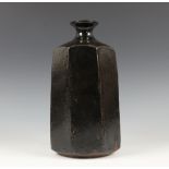 Korea, achtkantige aardewerk fles met donkerbruin glazuur, 19e eeuw,