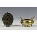 China, twee kleine bronzen objecten, 19e-20e eeuw,