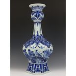 De Porceleyne Fles, kapitale blauw-wit aardewerk knobbelvaas, 20e eeuw,