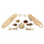Diverse 14krt. gouden sieraden en twee oplopende barokparelcolliers, deels 19e eeuw,