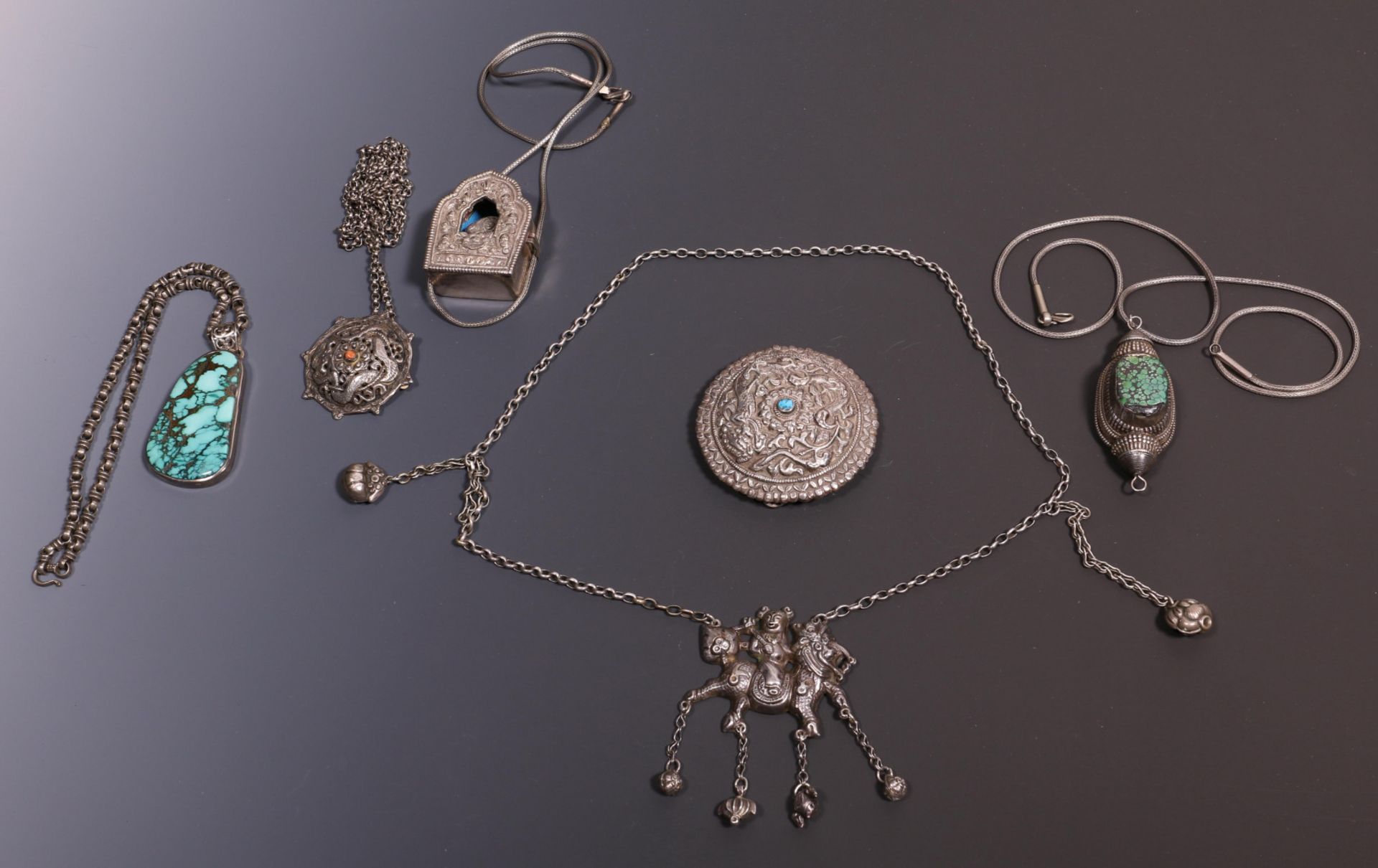 Tibet, collection of five silver chained necklaces with big pendants and one pendant with small turq - Bild 5 aus 5