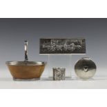 Hengselmandje met zilveren montuur Empire, snuifdoosje en reukdoosje, 19e eeuw en postzegeldoosje me
