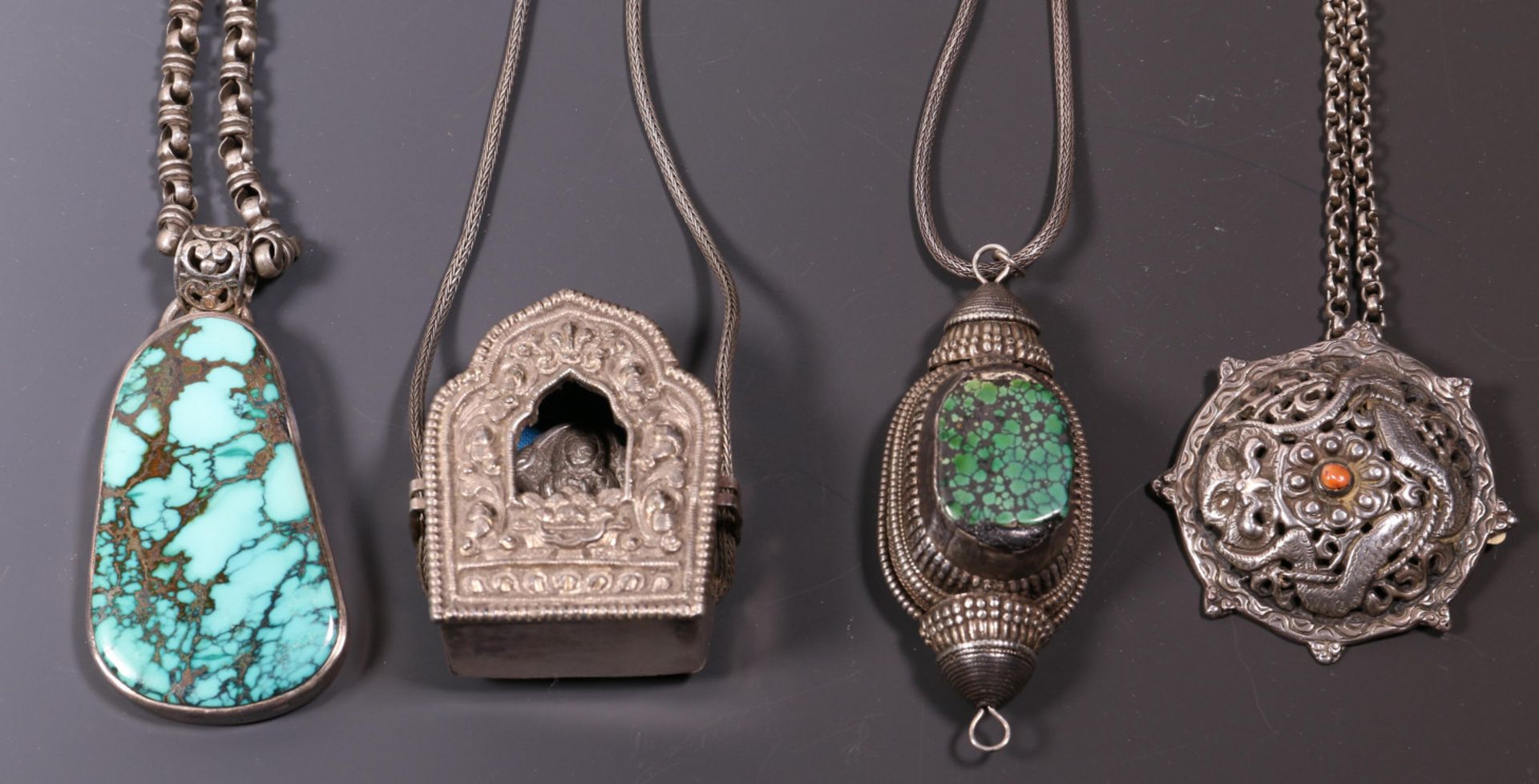 Tibet, collection of five silver chained necklaces with big pendants and one pendant with small turq - Bild 4 aus 5