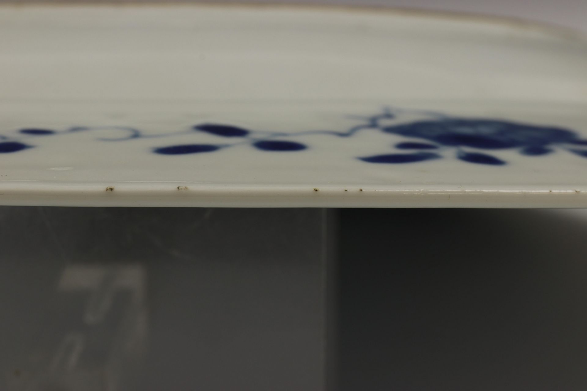 China, blauw-wit porseleinen schotel, Kangxi, - Image 4 of 5