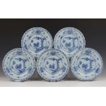 Serie van vijf blauwwitte aardewerken schotels, 18e eeuw,
