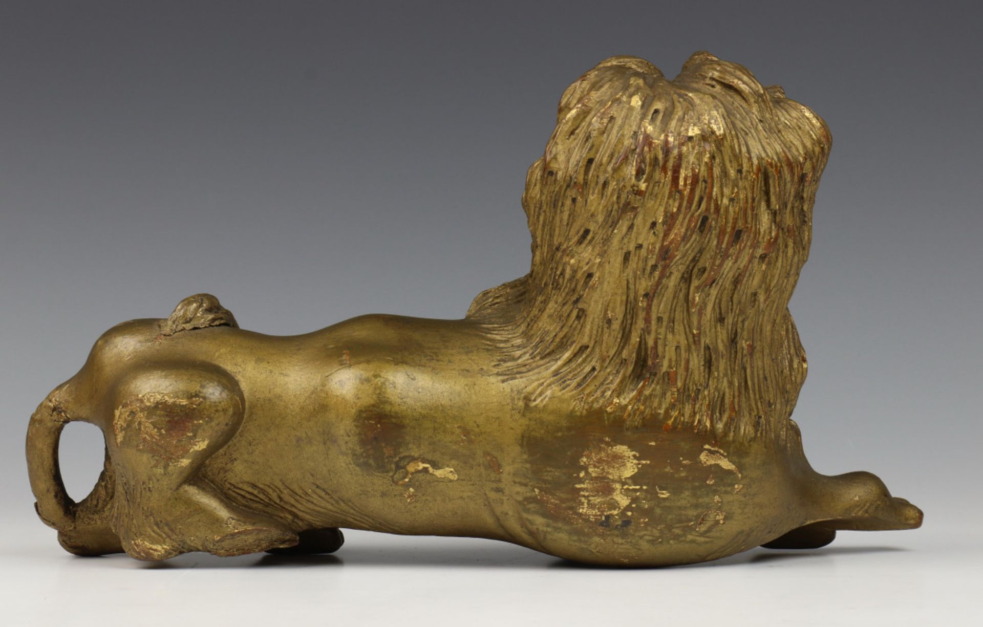 Gestoken houten liggende leeuw, mogelijk een vaandel of standaard bekroning, vroeg 19e eeuw, - Image 4 of 6