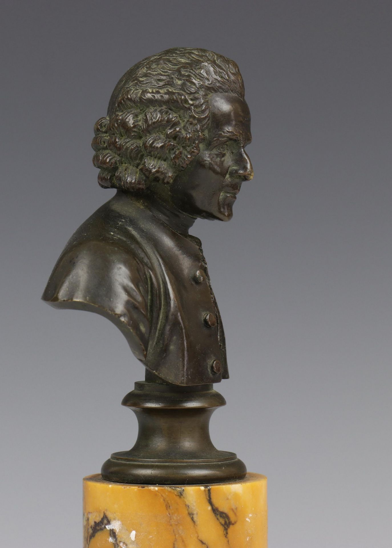 Frankrijk, een kleine groen gepatineerde bronzen buste van Rousseau, ca. 1820 - Image 6 of 6