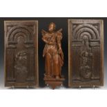 Collectie houten gestoken kast panelen en ornamenten, 17e - 18e eeuw,