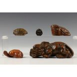 Japan, een buxushouten okimono en vier netsuke, 19e-20e eeuw,