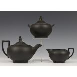 Wedgwood, driedelig rouwservies en Huttensteinach, porseleinen fruitgarnituur, 19e eeuw,