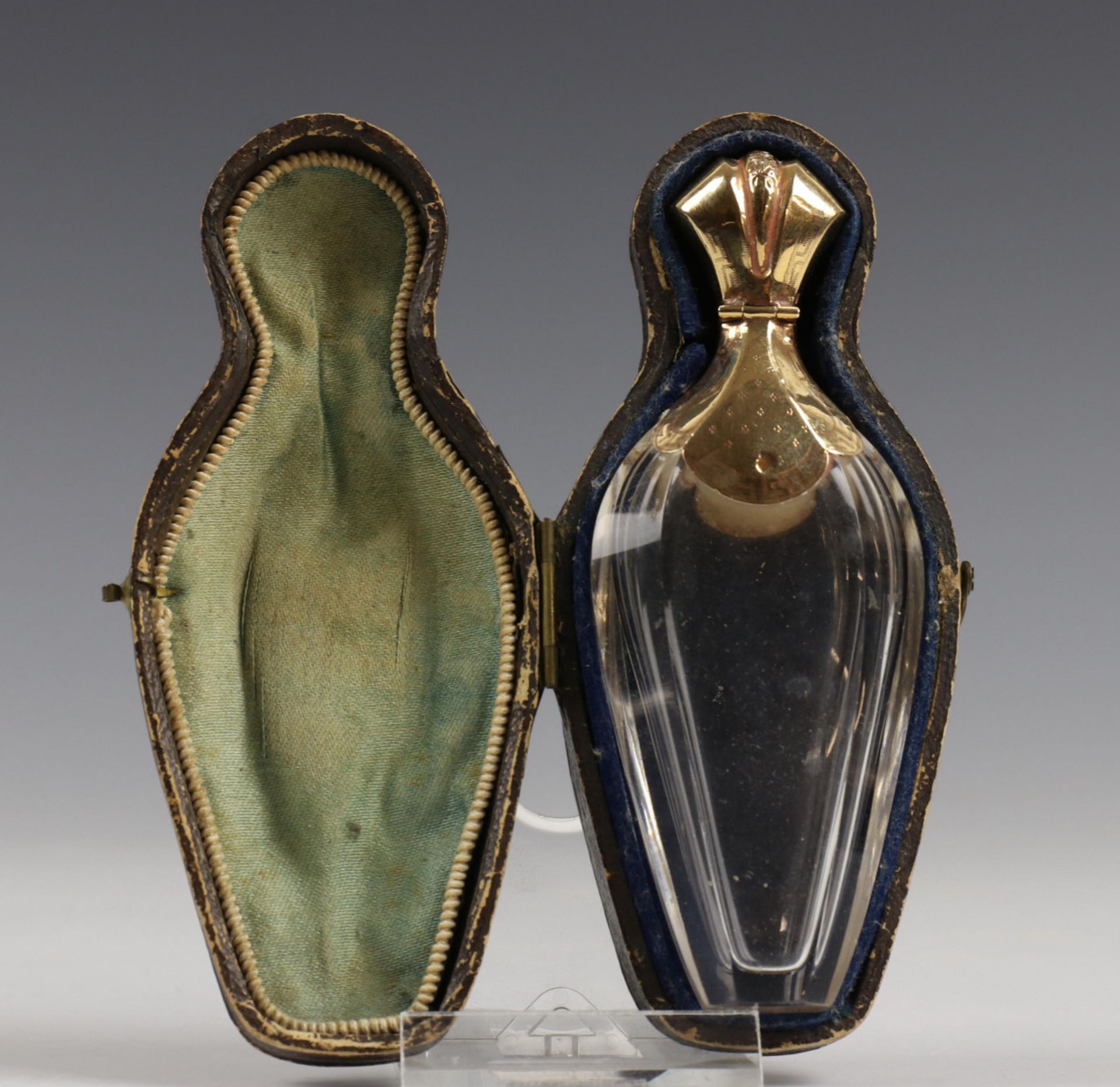 Een kristallen parfumflacon met gouden dop, 19e eeuw, - Image 2 of 3
