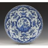 China, blauw-wit porseleinen schotel, laat Kangxi,