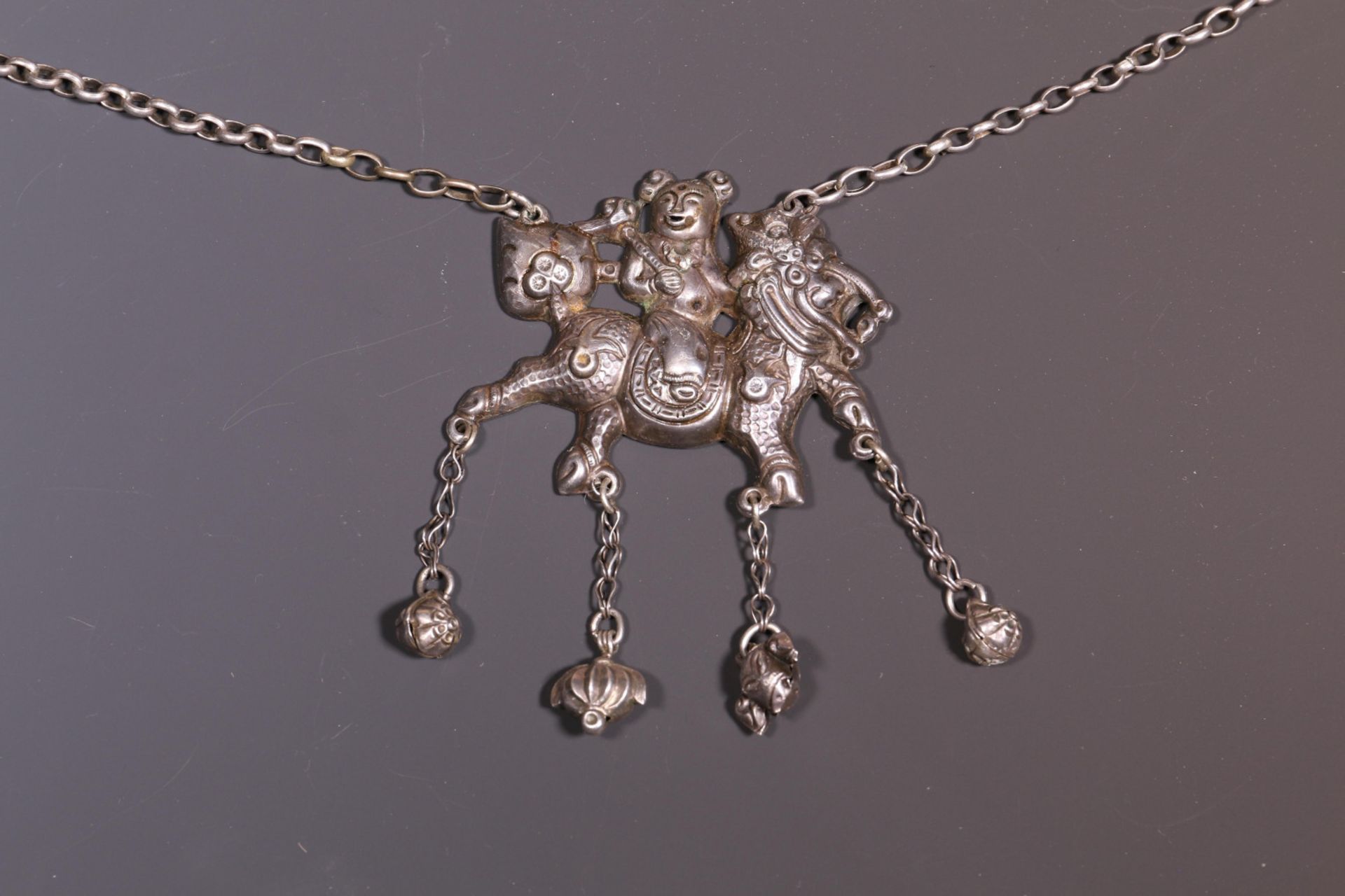 Tibet, collection of five silver chained necklaces with big pendants and one pendant with small turq - Bild 3 aus 5