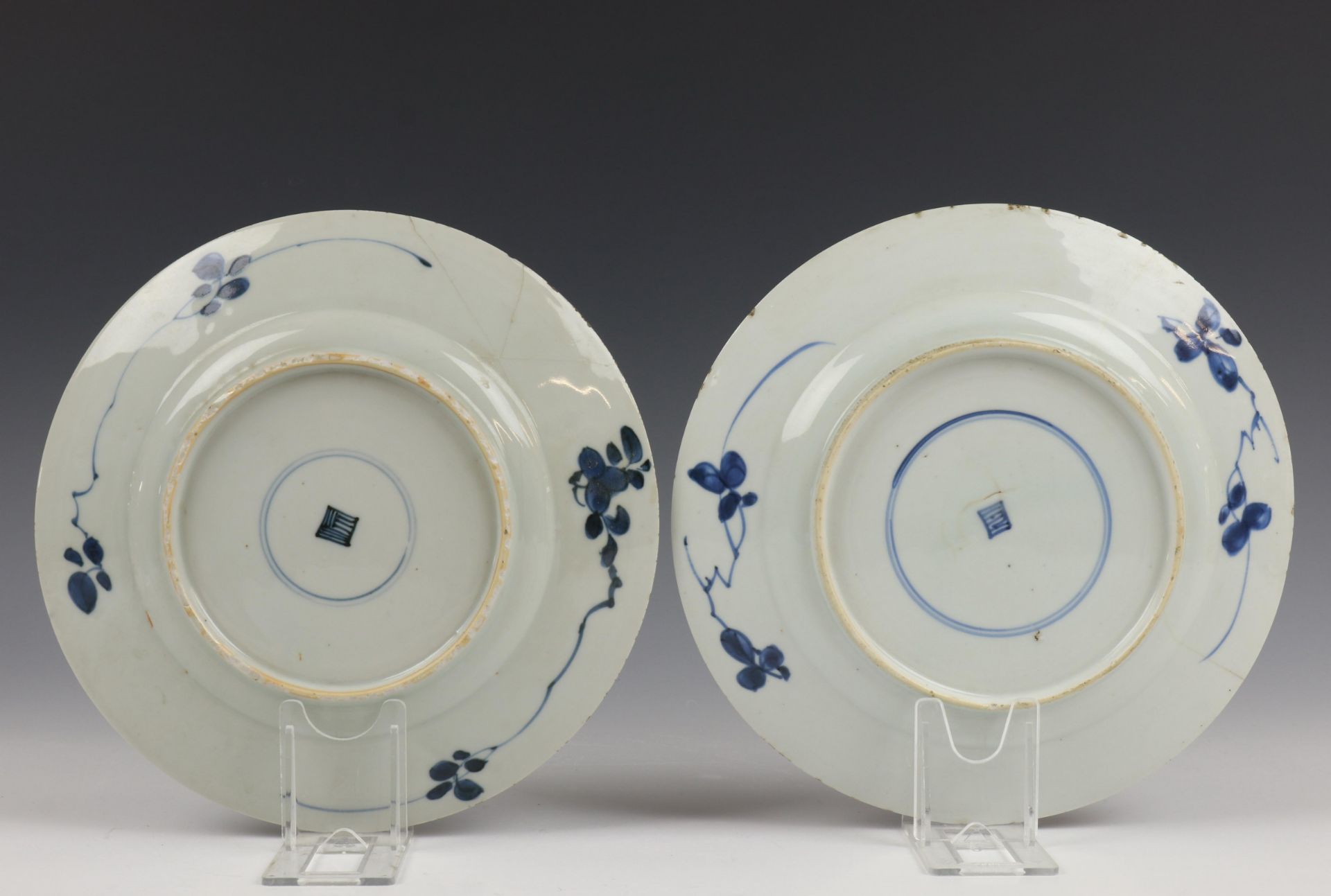 China, serie van acht blauw-wit porseleinen borden, Kangxi, - Image 6 of 9