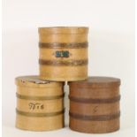 Drie verschillende cilindrische spanen voorraad dozen, 19e eeuw,