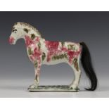 Engeland, Staffordshire, aardewerken model van een paard, 18e eeuw,