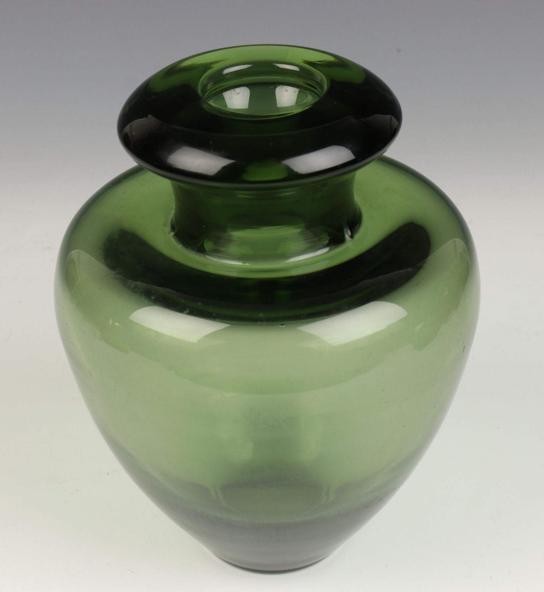 A.D.Copier, dikwandig groen glazen vaas, ontwerp 1939, - Image 3 of 3