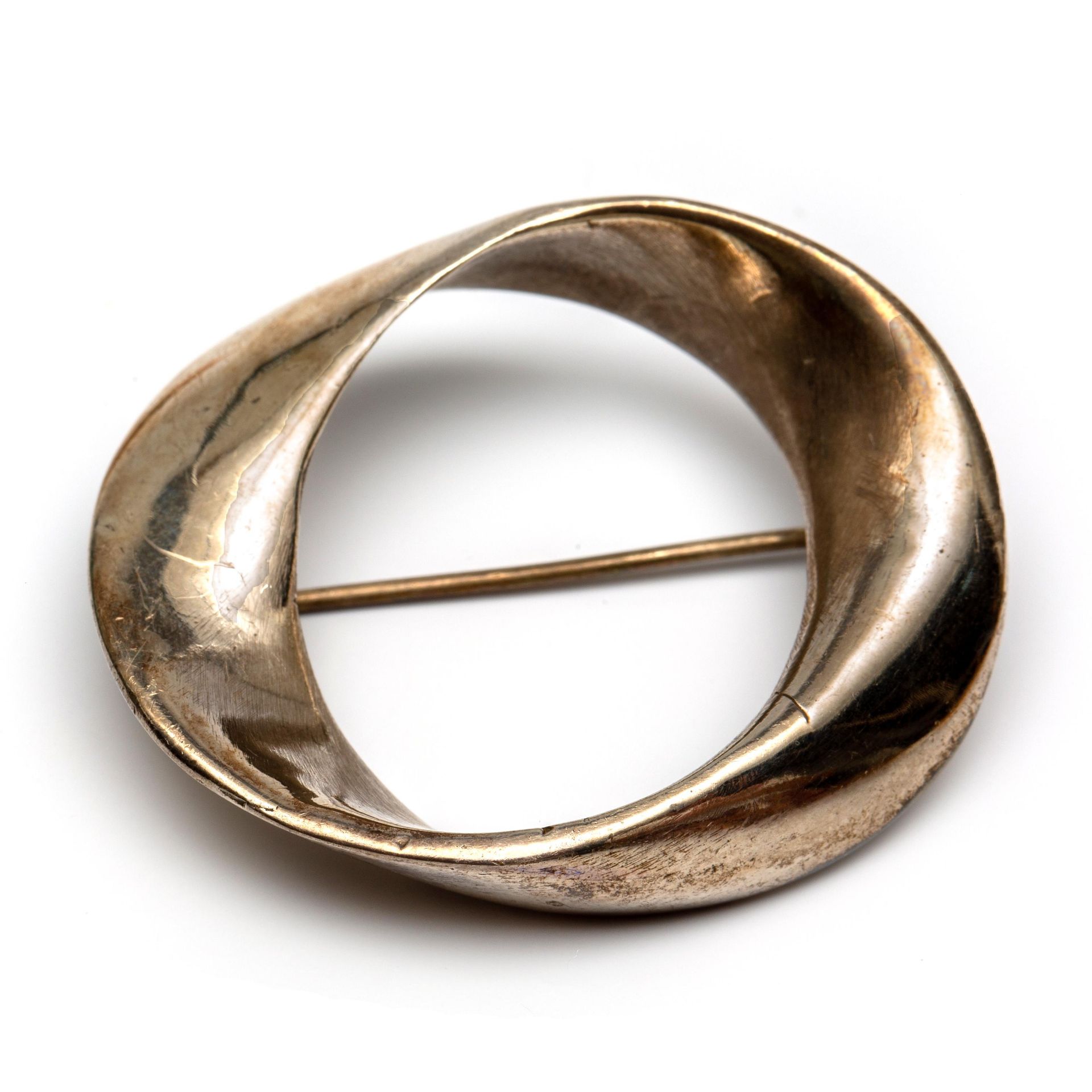 14krt. Driekleuren gouden knoopbroche, zilveren spang en een broche - Image 3 of 3