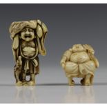 Japan, twee ivoren netsuke in de vorm van Hotei, Meiji periode,