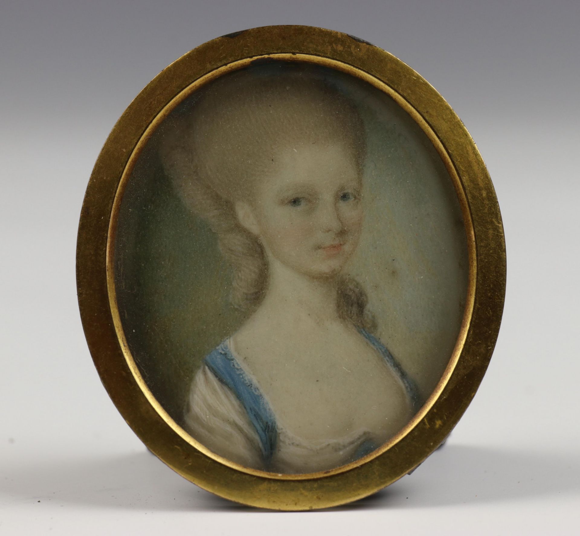 Frankrijk, kleine ovale portretminiatuur van jonge dame in blauwe jurk, ca. 1800,