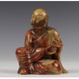 China, spekstenen sculptuur van zittende Taoïstische Onsterfelijke met fles in de hand, vroeg 19e e