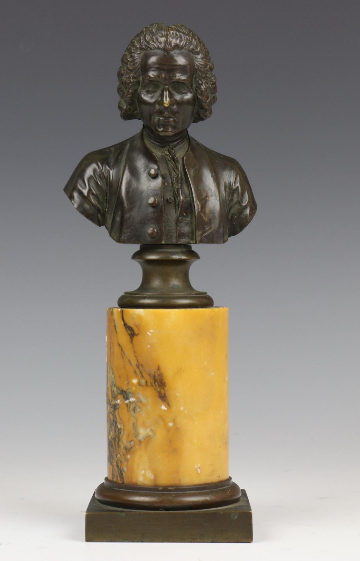 Frankrijk, een kleine groen gepatineerde bronzen buste van Rousseau, ca. 1820