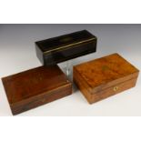 Esdoorn houten gefineerde kist met messing schildvormige sleutel entree en plaquette op de deksel, 1