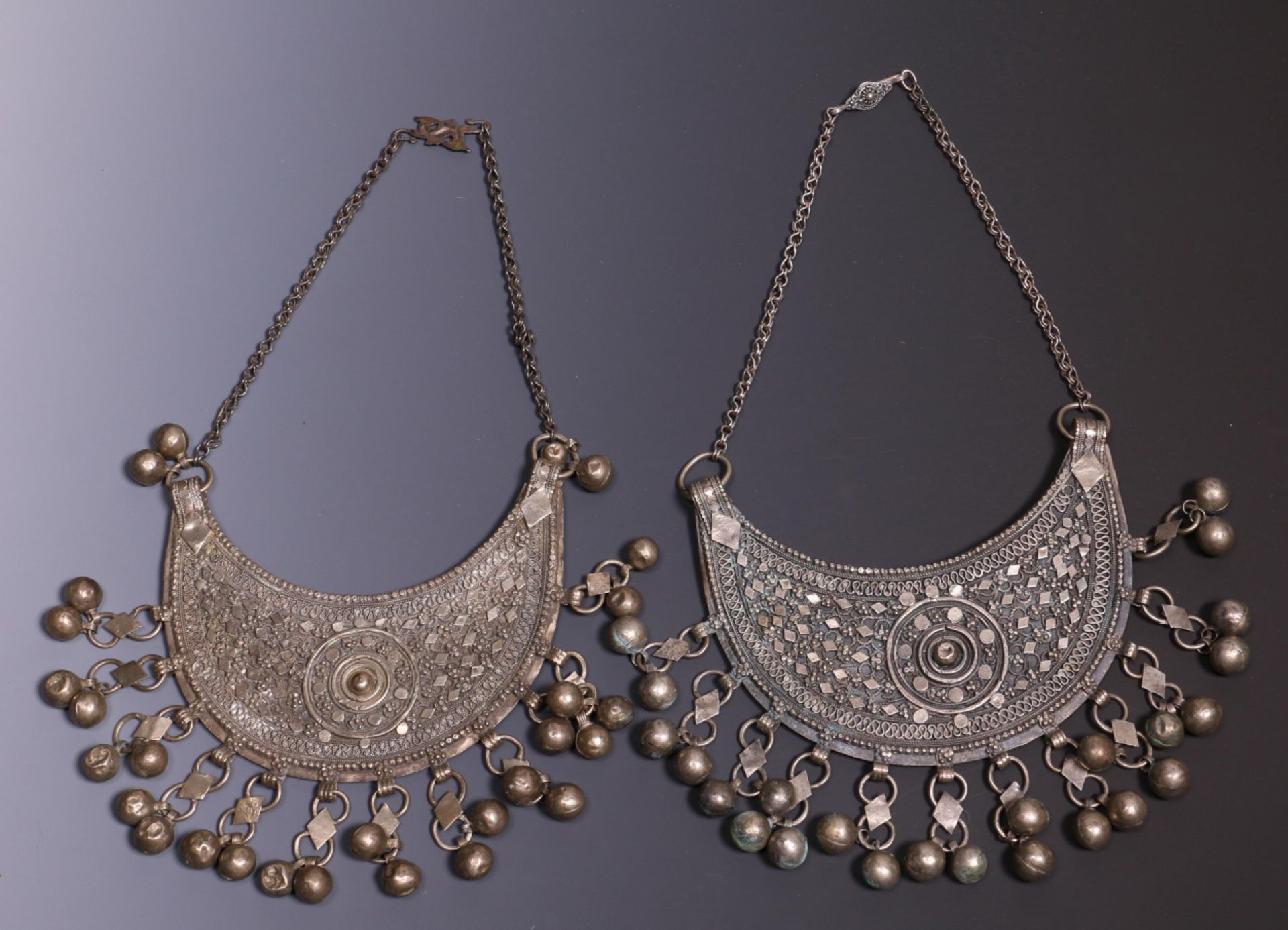 Jemen, pair of silver alloy necklaces, half-moon shaped with bells, on a chain - Bild 5 aus 5