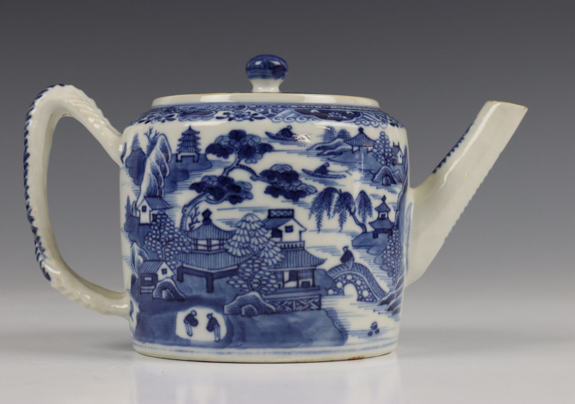 China, blauw-wit porseleinen trekpot, Imari trekpotje en melkkan, 18e eeuw, - Image 18 of 21