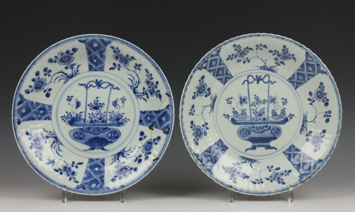 China, paar blauw-wit porseleinen borden, Kangxi,