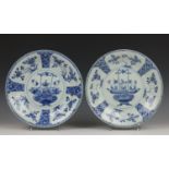 China, paar blauw-wit porseleinen borden, Kangxi,