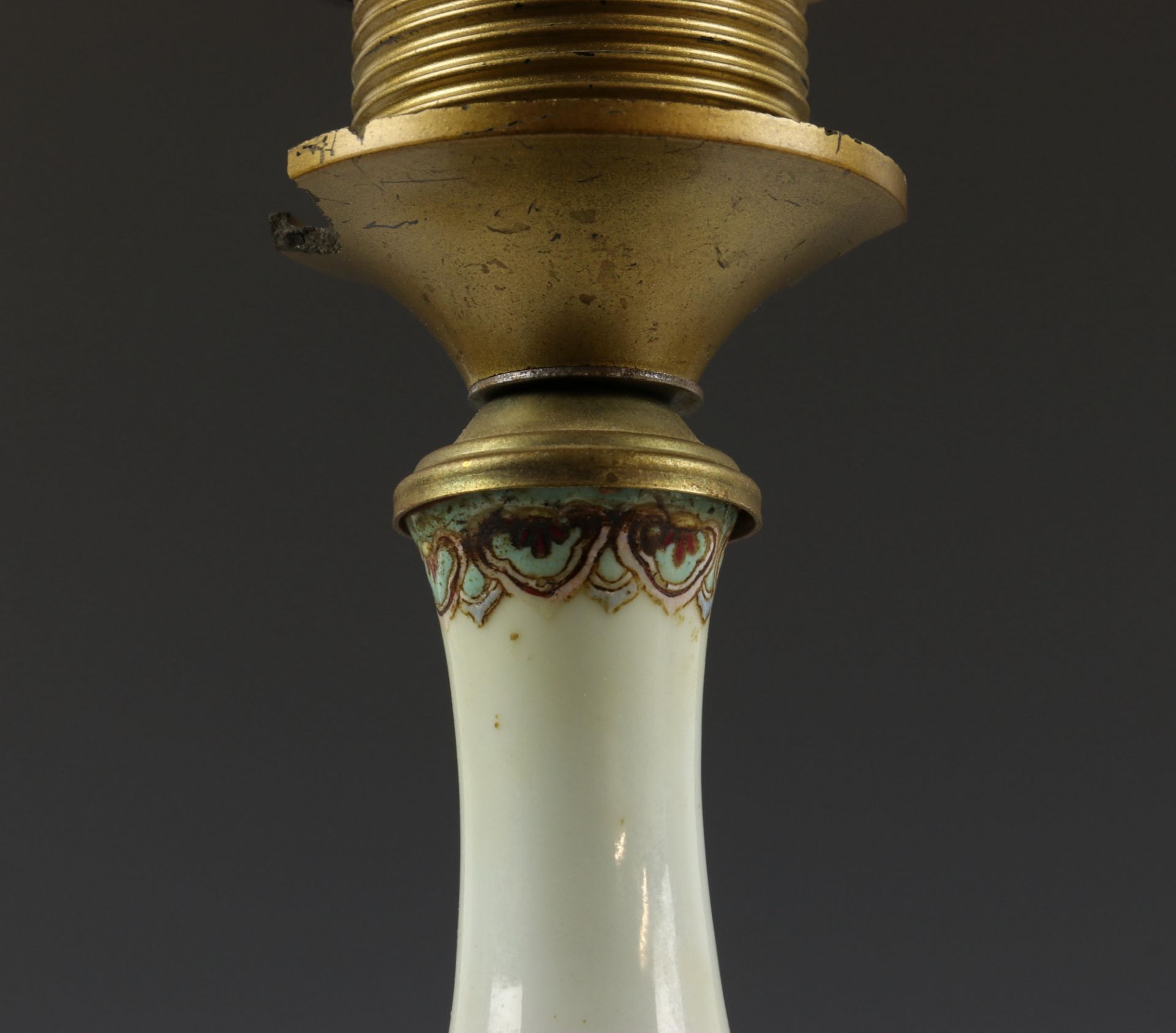 China, famille rose porseleinen kalebasvaas gemonteerd als lamp, 19e-20e eeuw, - Image 6 of 6