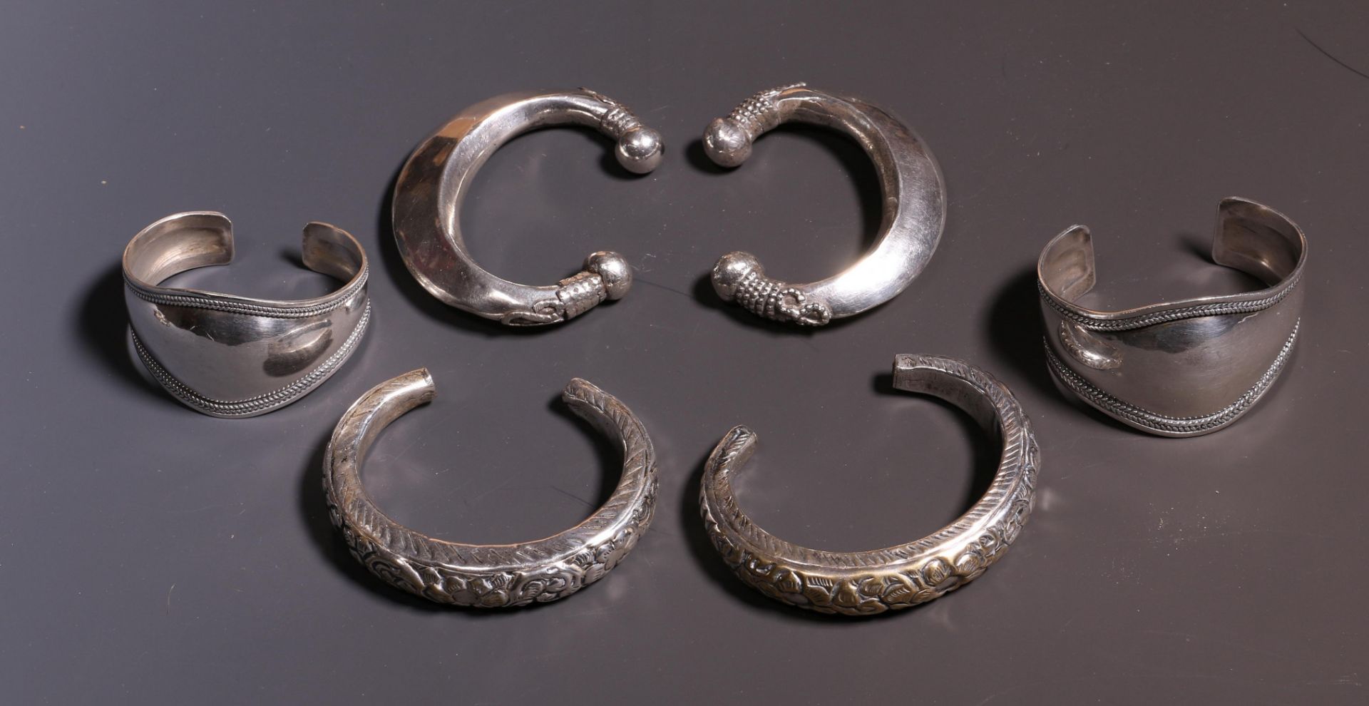 India, collection of nine silver alloy bracelets - Bild 5 aus 5