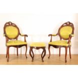 Paar bruin gebeitste fauteuils en tabouret in Louis XV-stijl, 19e eeuw,