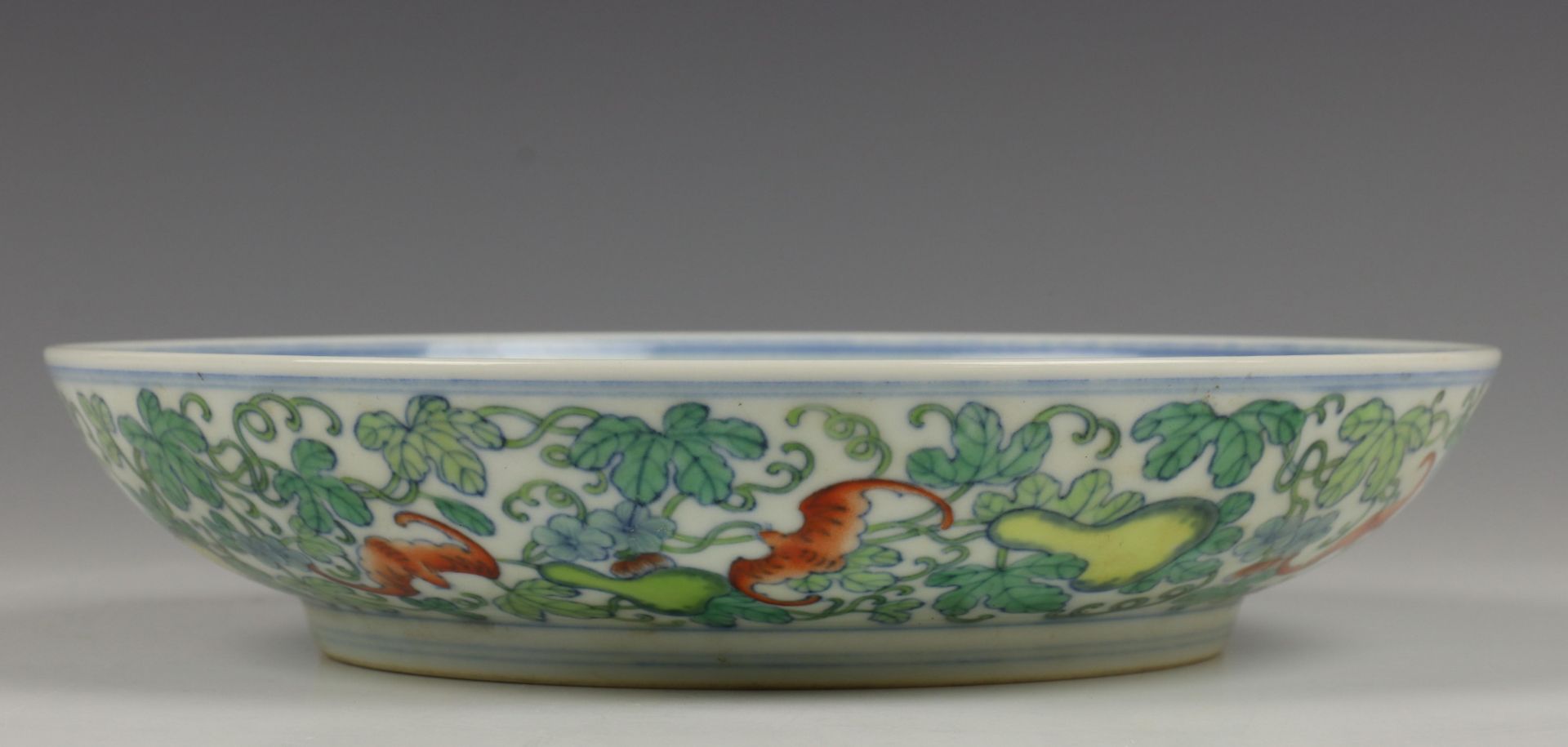 China, doucai porseleinen bord, 20e eeuw, - Image 3 of 4