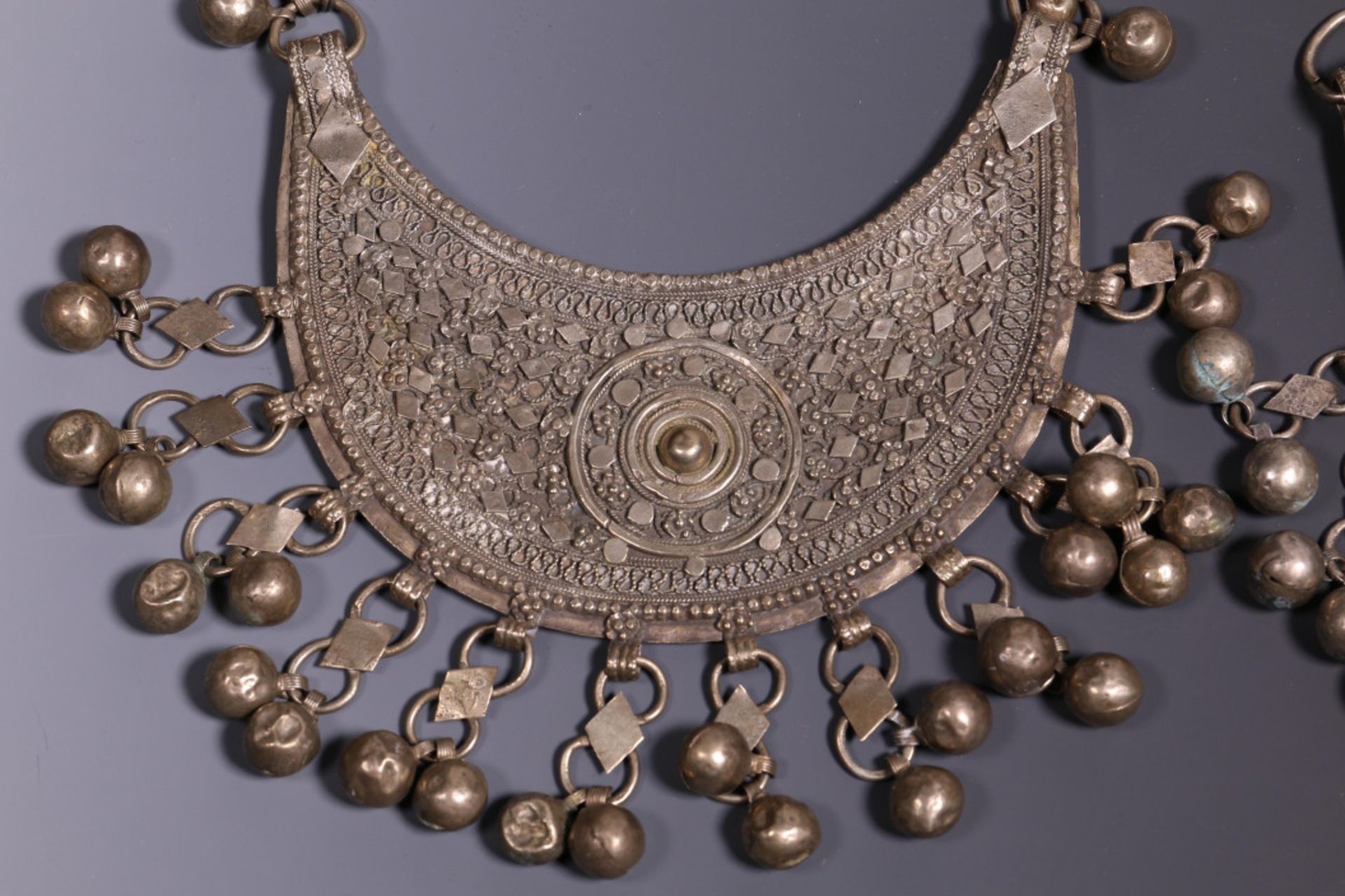 Jemen, pair of silver alloy necklaces, half-moon shaped with bells, on a chain - Bild 2 aus 5