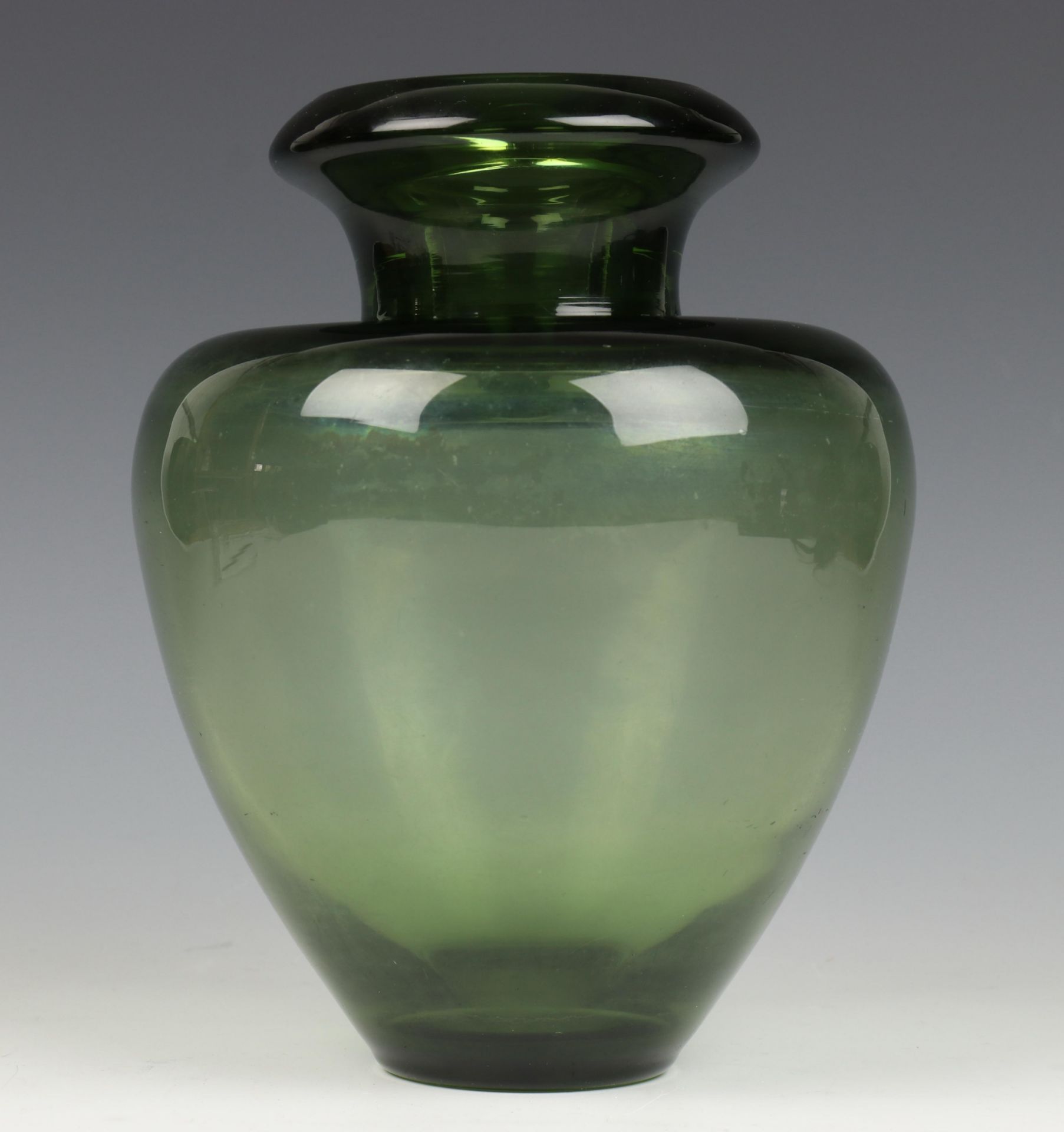 A.D.Copier, dikwandig groen glazen vaas, ontwerp 1939,