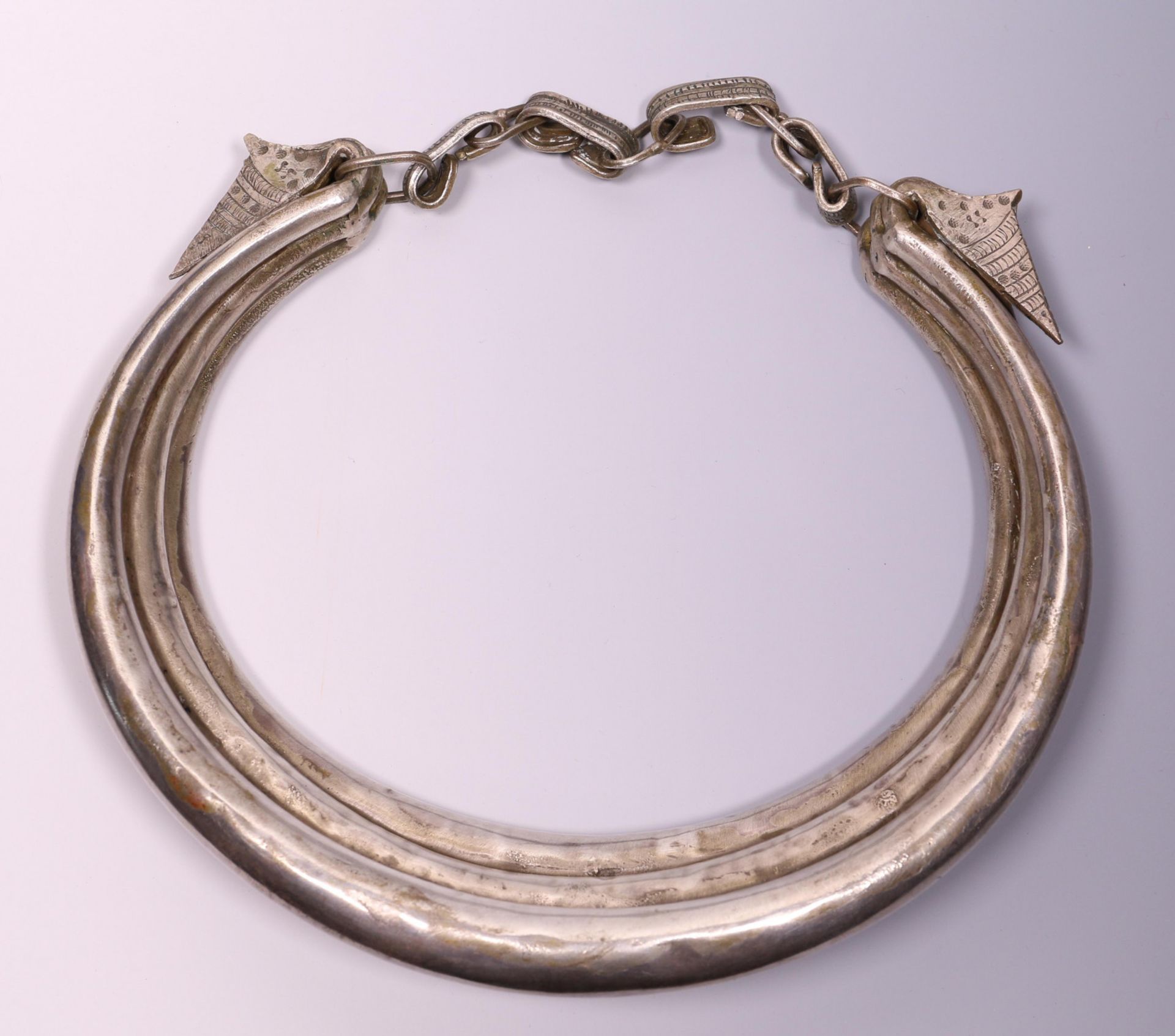 China, silver alloy necklace in three hollow bands - Bild 2 aus 3