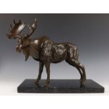 Bruin gepatineerde bronzen sculptuur van een eland, gesigneerd E. Valdez,