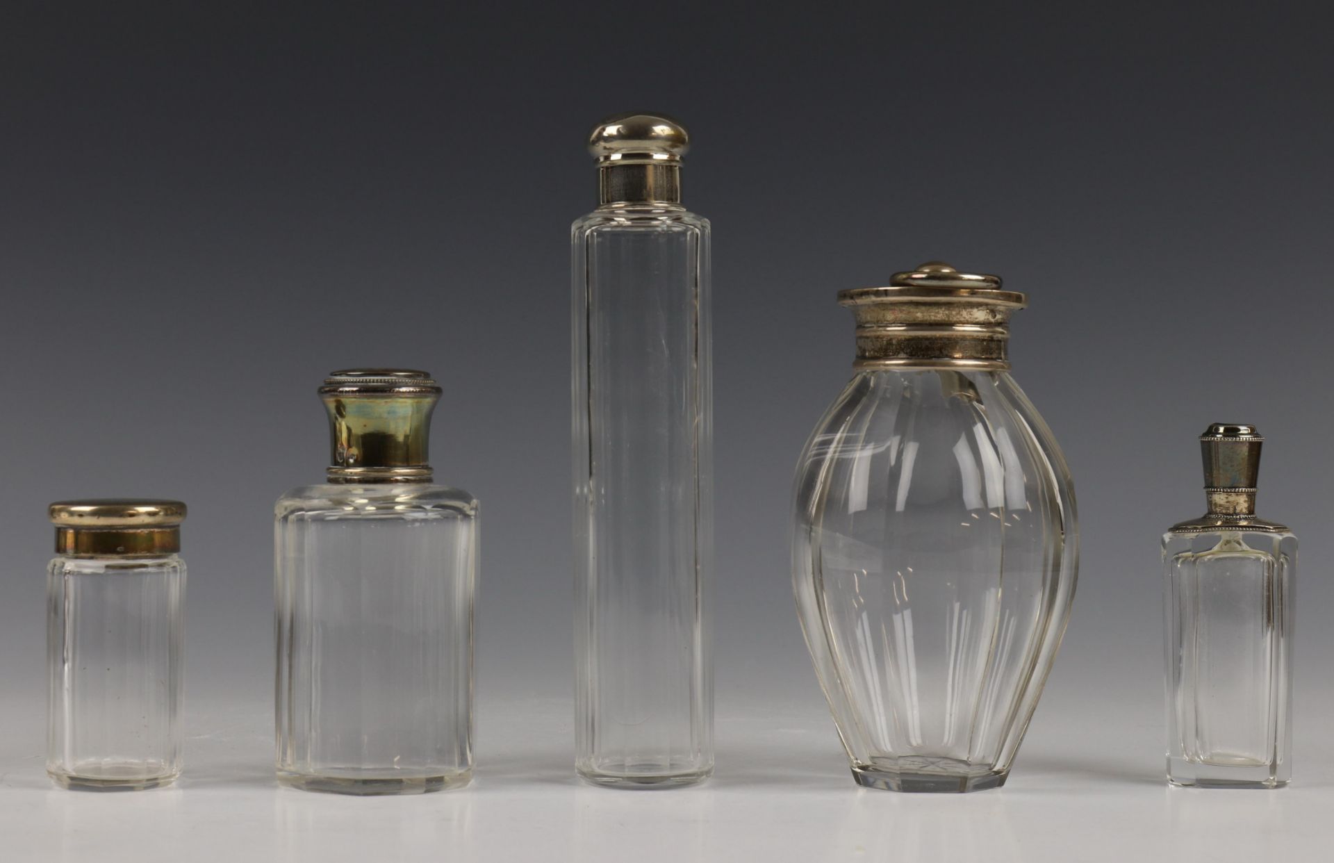 Een kristallen parfumflacon met gouden dop, 19e eeuw, - Image 3 of 3