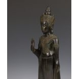 Thailand, donker gepatineerd bronzen staande Boeddha in Ayutthaya stijl, 18e-19e eeuw,