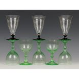Leerdam, de Bazel, set van vijf groen glazen wijnglazen, ca. 1920,