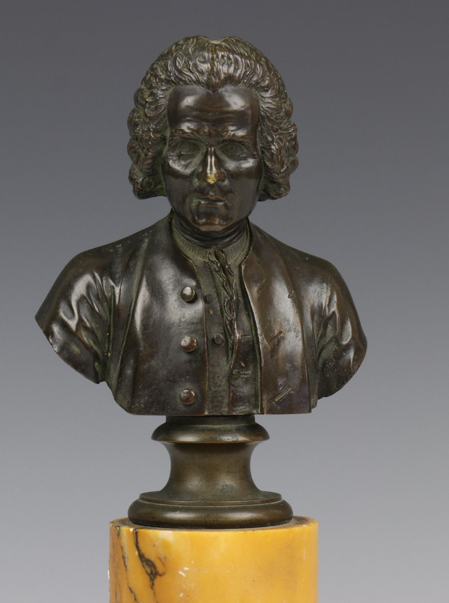 Frankrijk, een kleine groen gepatineerde bronzen buste van Rousseau, ca. 1820 - Image 5 of 6