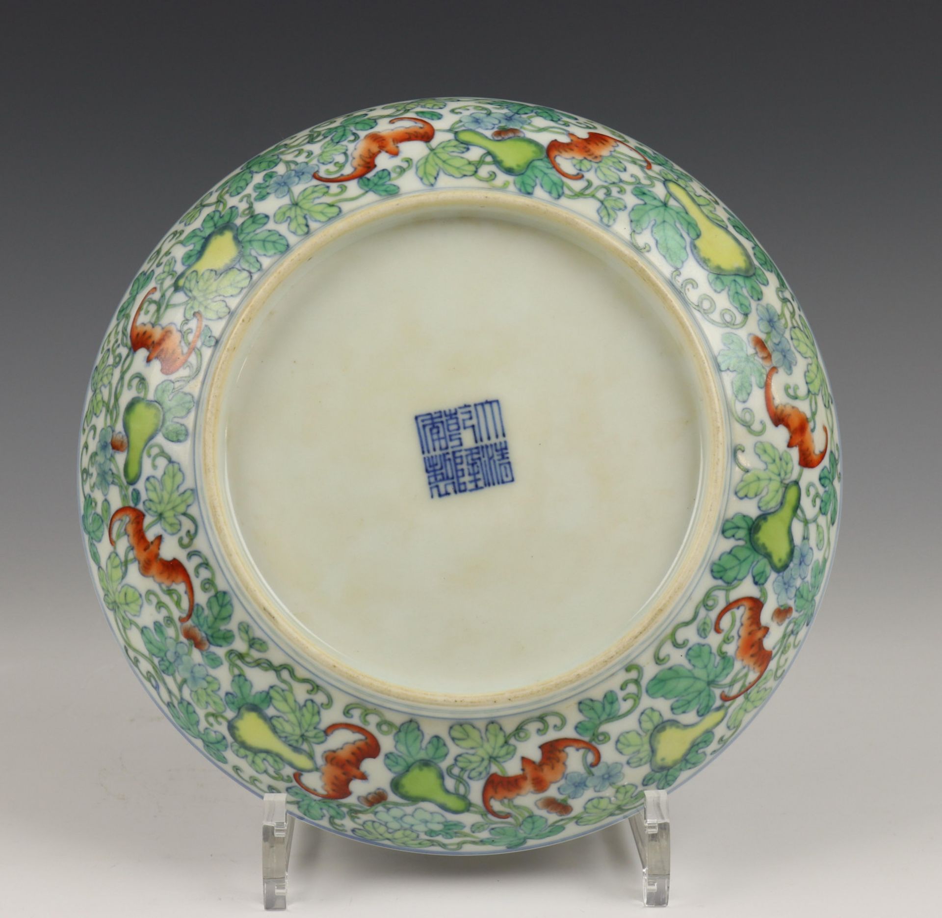 China, doucai porseleinen bord, 20e eeuw, - Image 4 of 4