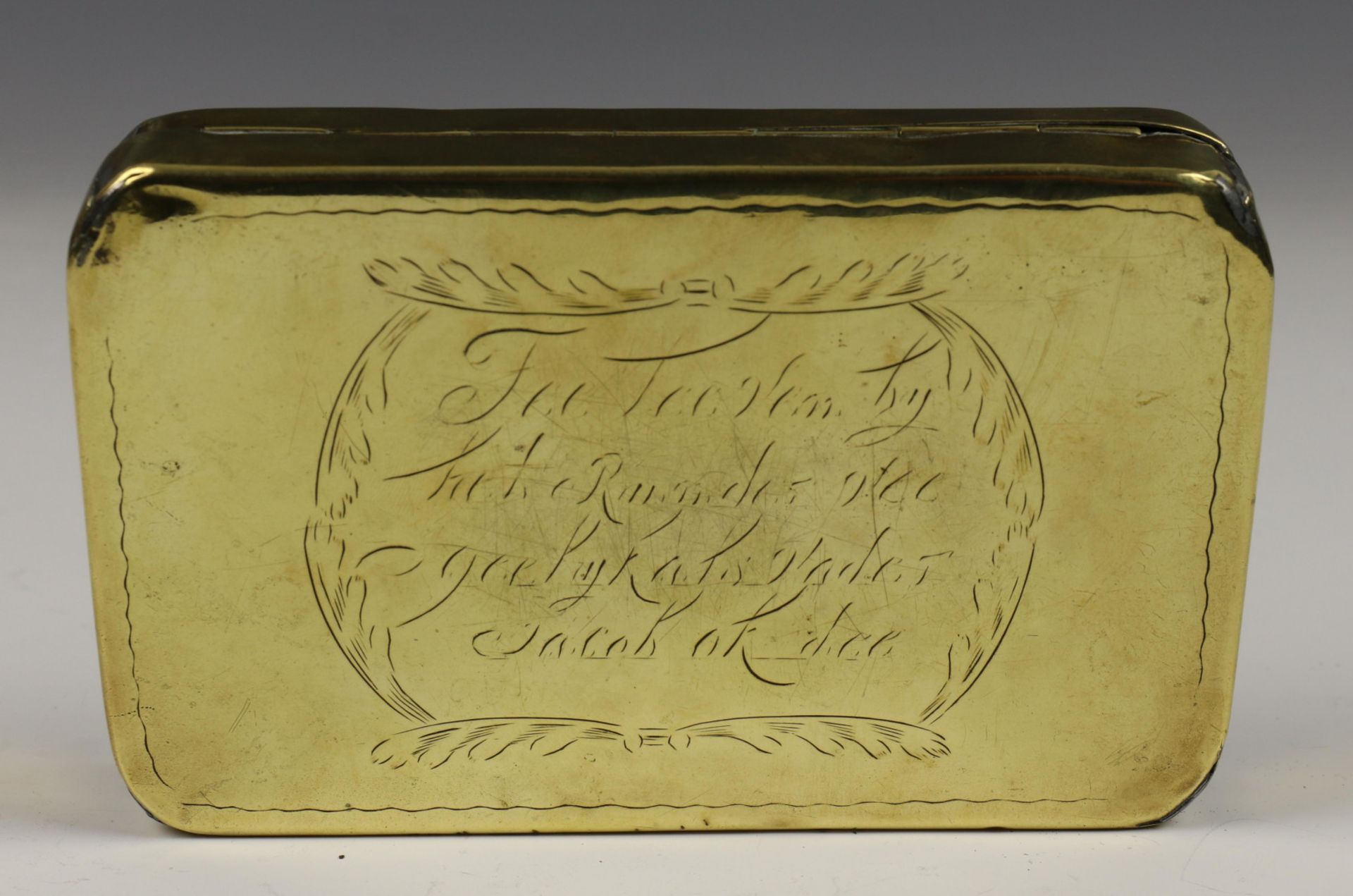 Geelkoperen tabaksdoos met scenes uit het boeren leven, 18e eeuw, - Image 3 of 8