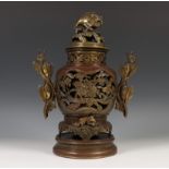 China, driedelig bronzen wierookvat op standaard, 19e eeuw,