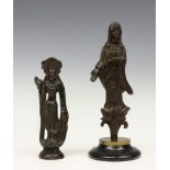 China, twee bronzen figuren van Guanyin, Tang- en Ming-dynastie,