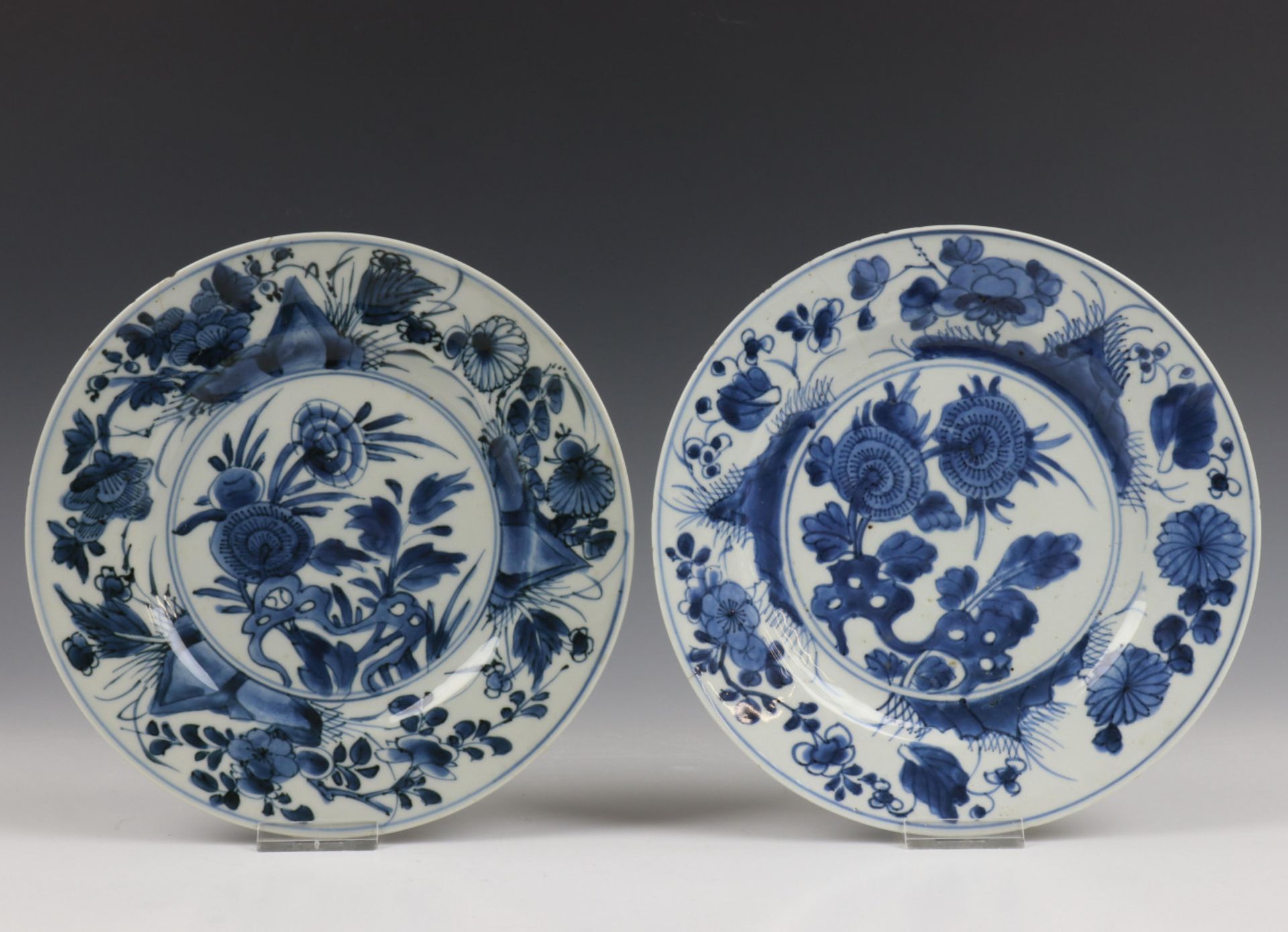 China, serie van acht blauw-wit porseleinen borden, Kangxi, - Image 8 of 9